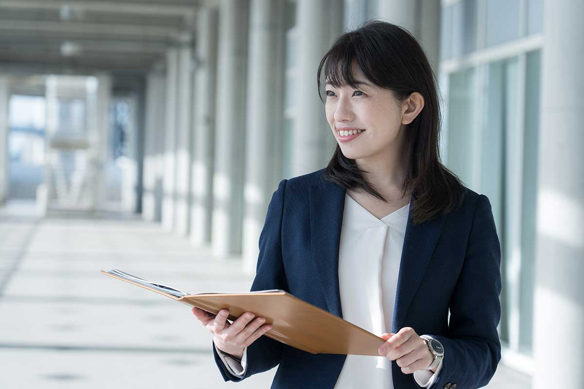 女性スタッフがスケジュールを確認している様子